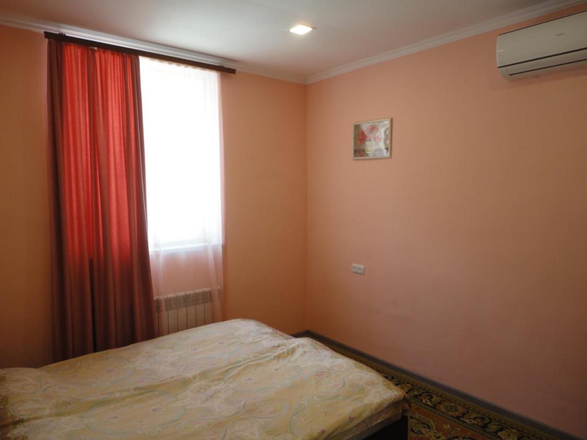 Like Home Guesthouse & Tours เยเรวาน ภายนอก รูปภาพ