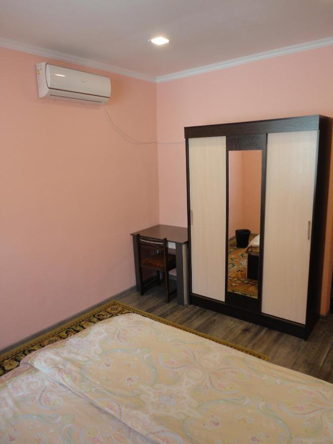 Like Home Guesthouse & Tours เยเรวาน ภายนอก รูปภาพ
