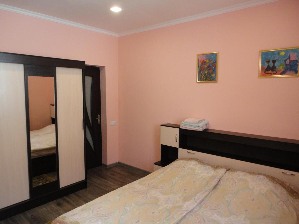 Like Home Guesthouse & Tours เยเรวาน ภายนอก รูปภาพ