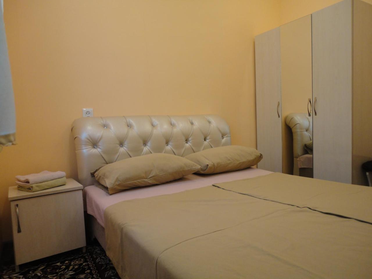 Like Home Guesthouse & Tours เยเรวาน ภายนอก รูปภาพ