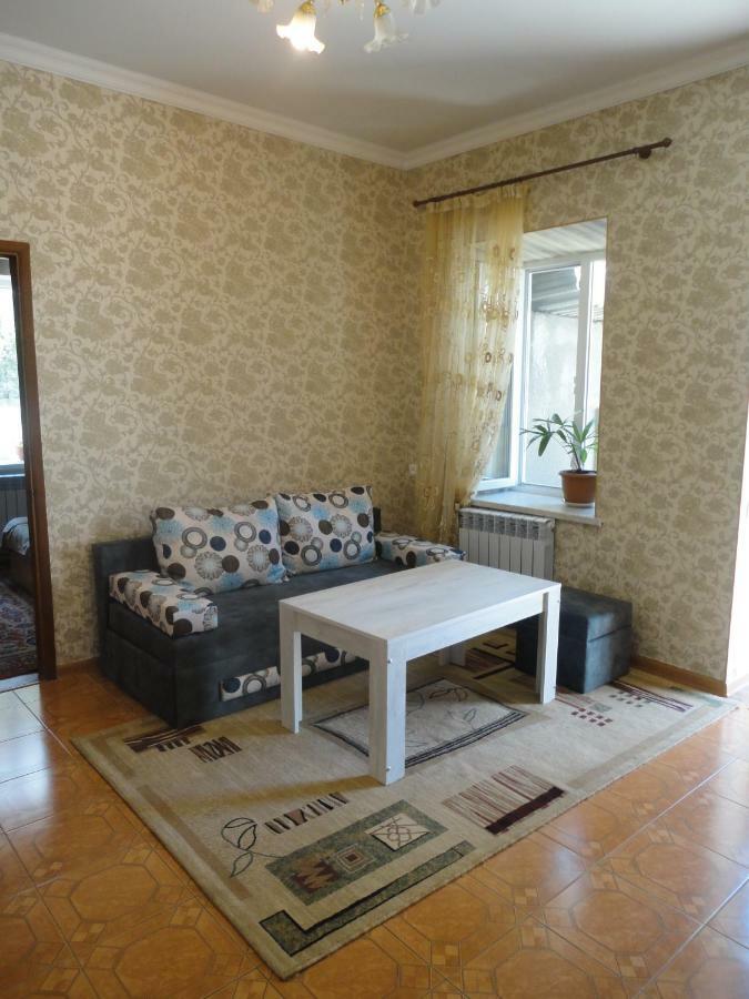 Like Home Guesthouse & Tours เยเรวาน ภายนอก รูปภาพ